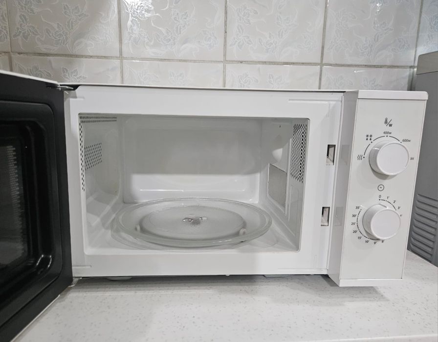 Микроволновка бу Hotpoint ARISTON