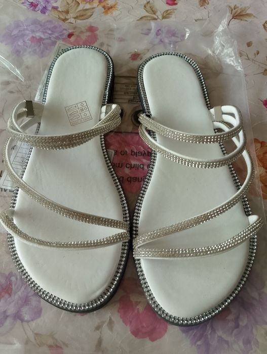 Дамски сандали с връзки и камъни.