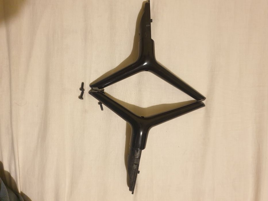 suporturi  tv  fără șuruburi și 2 cu șuruburi