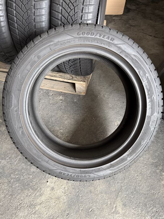 4 anvelope iarna 225/50/18 Goodyear Runflat ca noi!