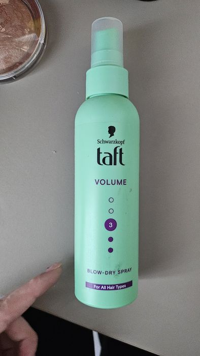 set de produse cosmetice folosite pe jumătate