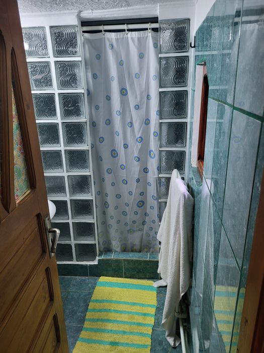 Închiriez cameră la curte