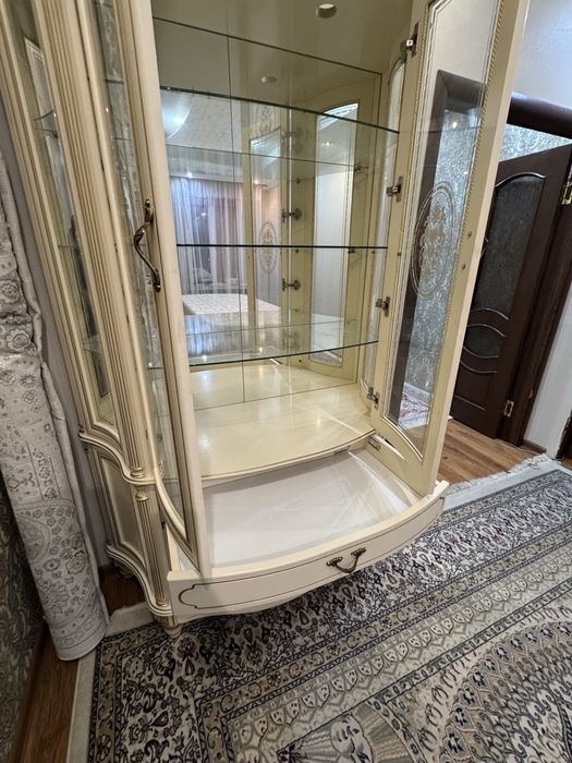 стол, стулья, сервант для гостиной