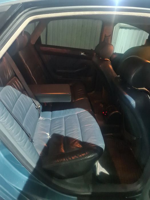 Audi A6 2000г         .