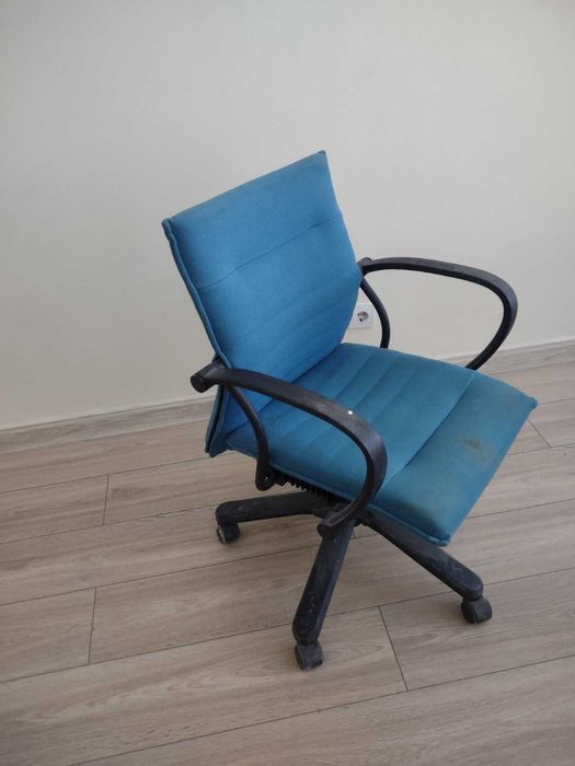 Продавам офис бюро и стол