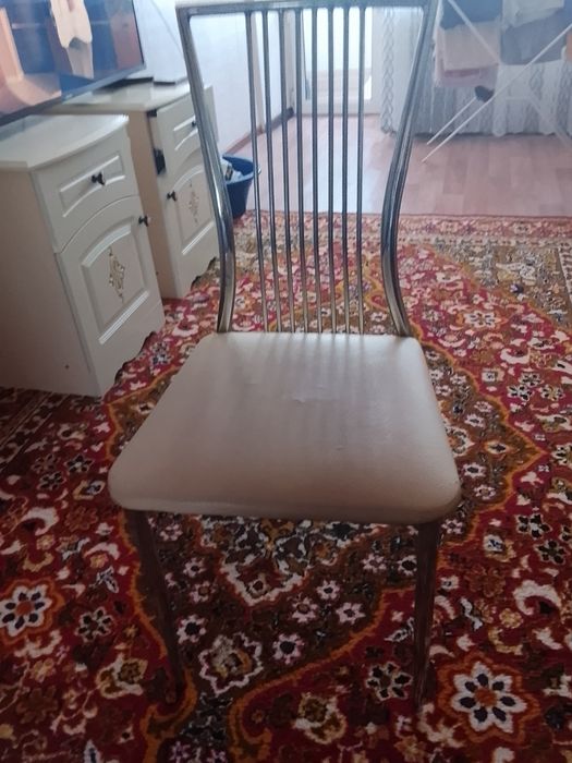 Железные стулья.