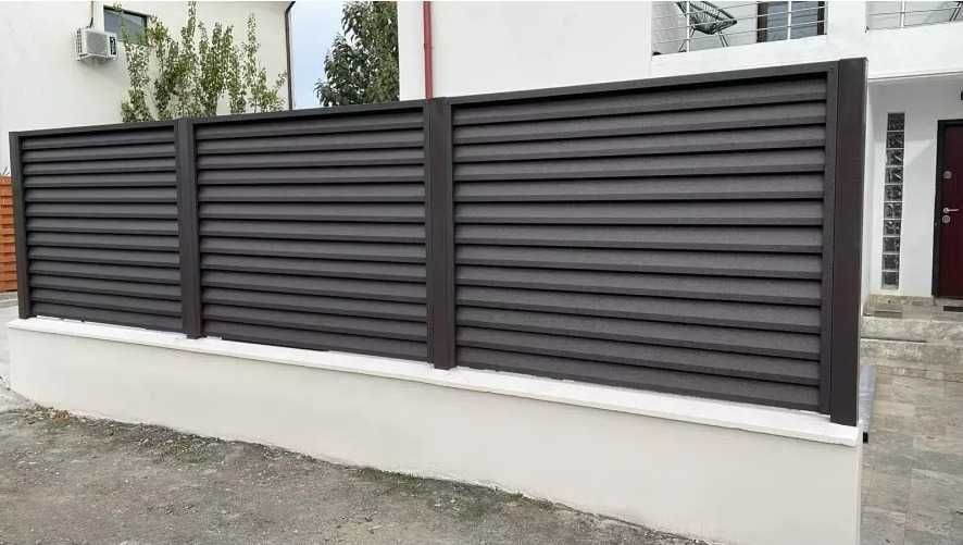 Construim la comanda dvs. garduri si porti din:
- panouri stil jaluzea