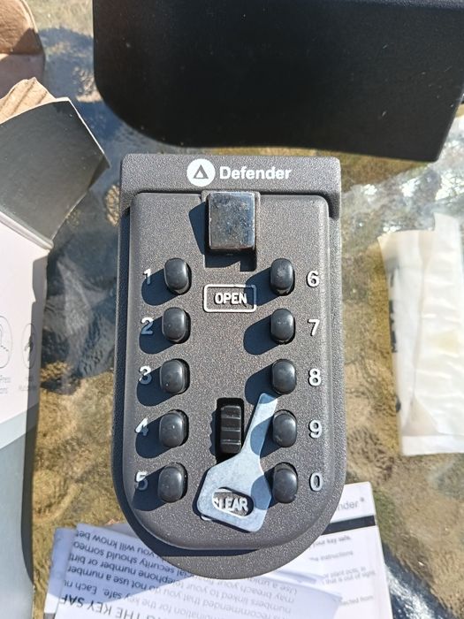Compact key safe defender