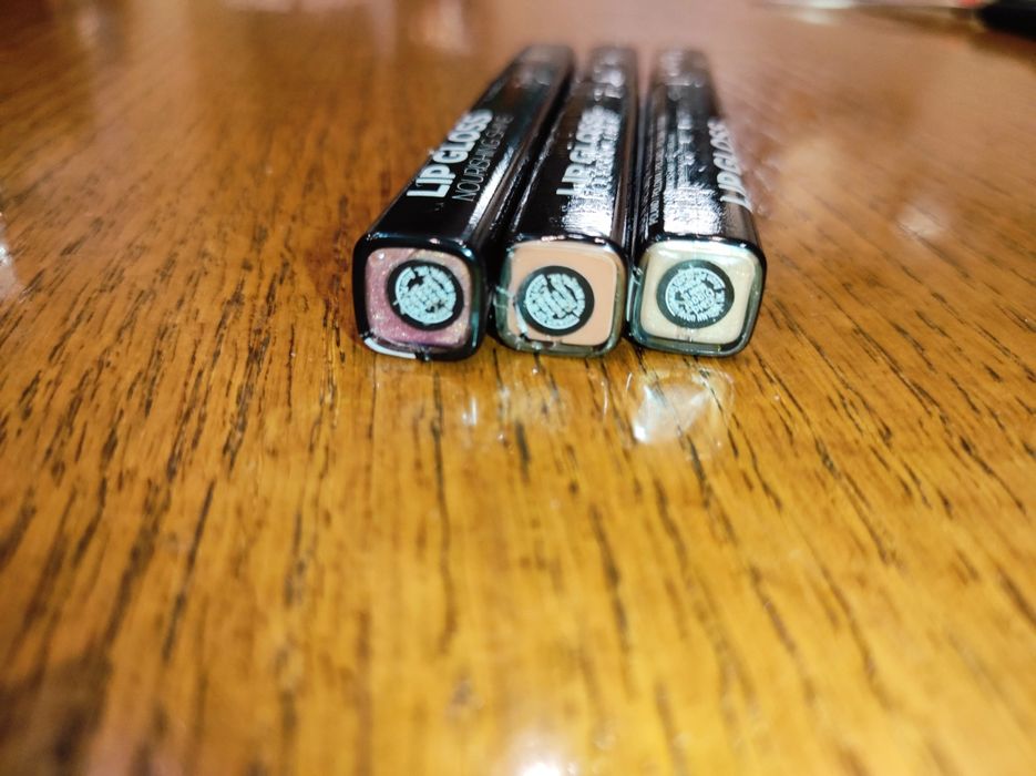 Подхранващ гланц за устни с блясък