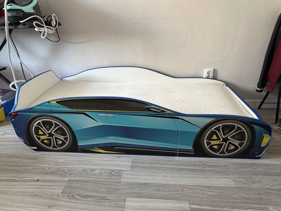 Детская кровать машина