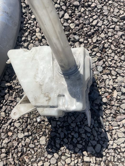 Бачок омывателя оригинал с маторчиком SURF HILUX 185