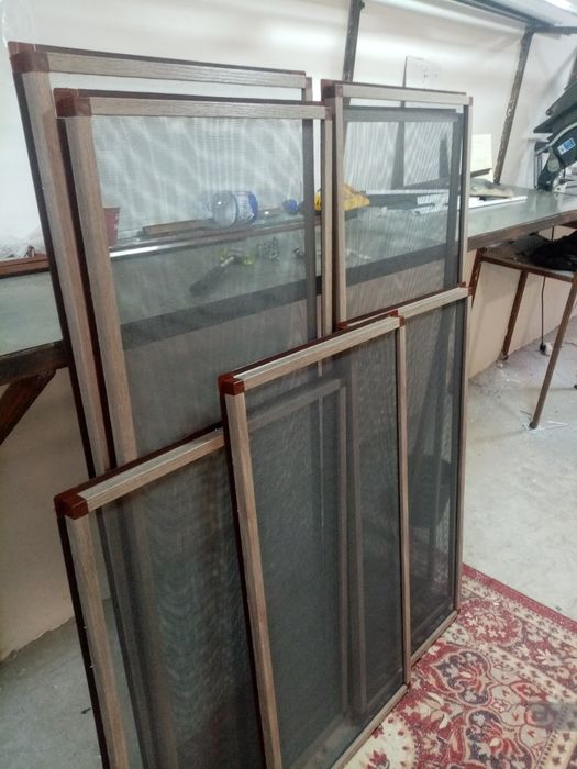 Москитные сетки бывают 4 видов: плиссе, вентура, на уголках и на петля