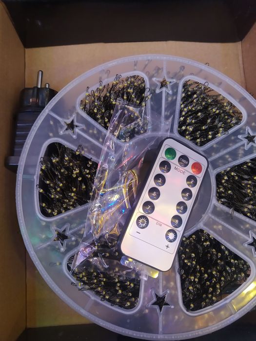 Гирлянда мишура.Хврйная лапка на зелёном проводе.