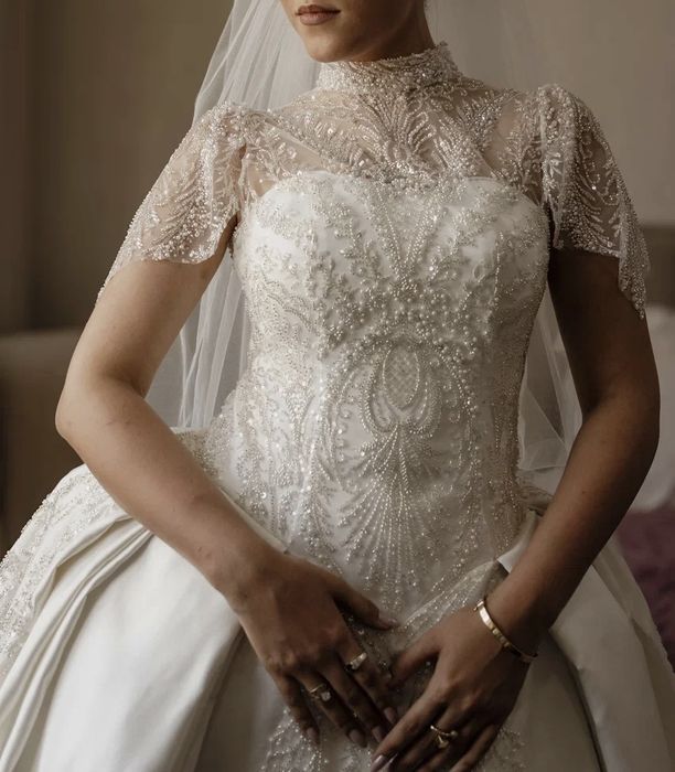 Свадебное платье цвета айвори, фата и перчатки в подарок, на пуговицах