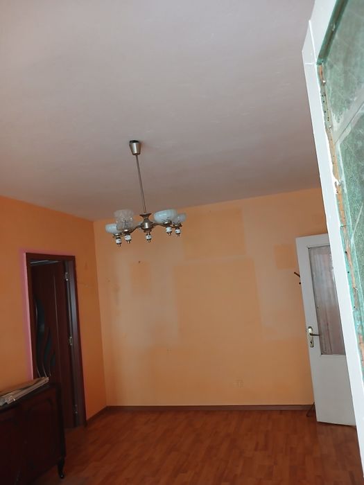 Vând apartament  comuna cerna