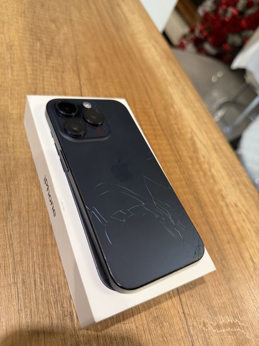 Iphone 15 pro 128gb с леко пукнат заден панел