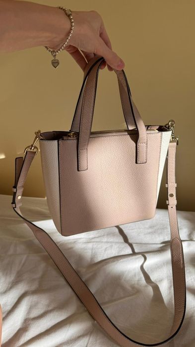 Vând geanta

Vând o geantă. Starea este perfecta. Piele originală. Pur