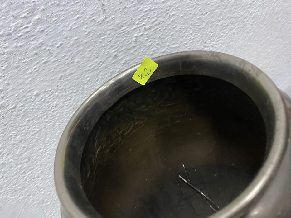 Голяма английска посребрена ваза с релефни елементи от месинг