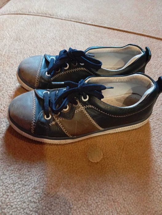 Спортивные туфли на мальчика и девочку