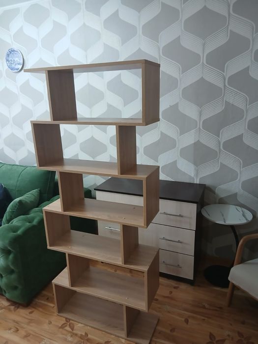 Открытый стеллаж для книг и декора