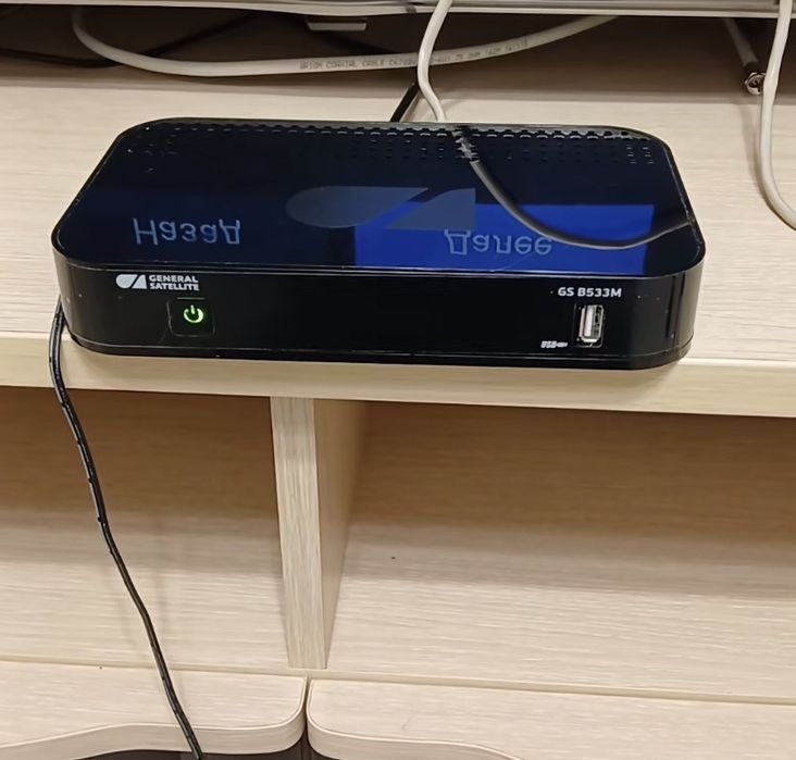 Продам спутниковый ресивер(три ко лор )