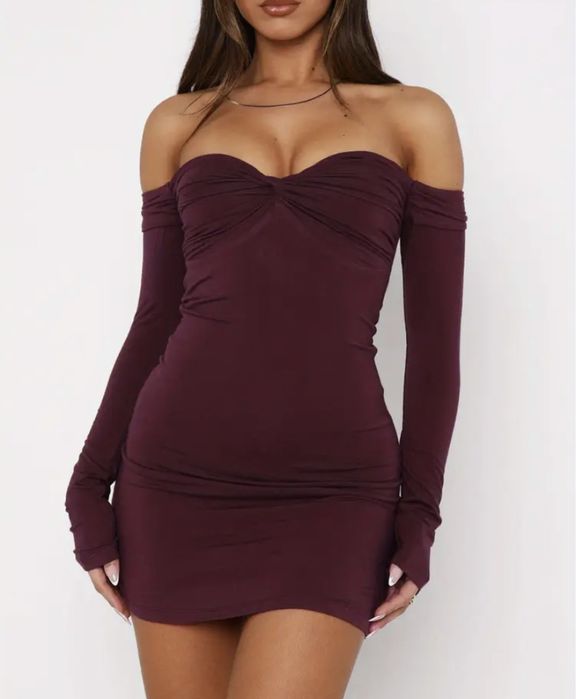 Елегантна  рокля с паднали рамене и дълъг ръкав