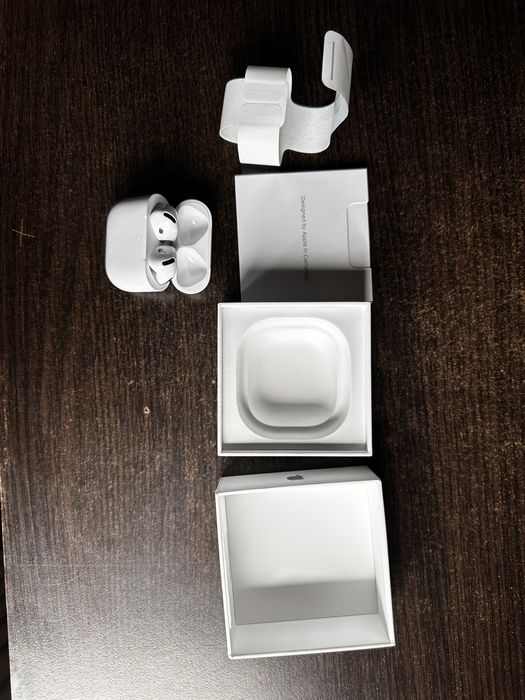 Airpods 4 cu garantie 1 an si 2 luni