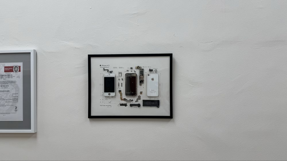 Рамка с разглобен iPhone 4s (бял) – ръчно изработена