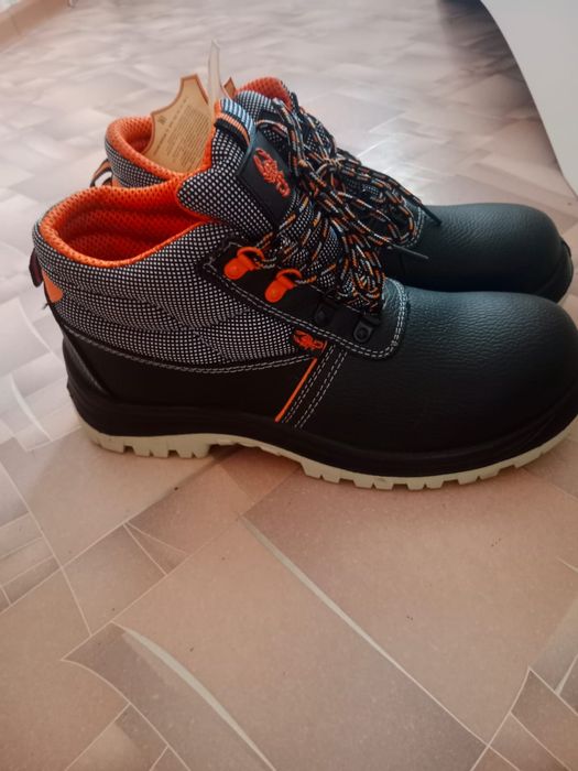 Продам спец обувь