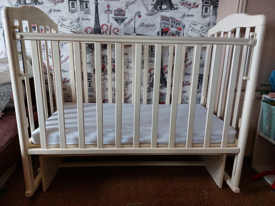 Детская кроватка с матрасом