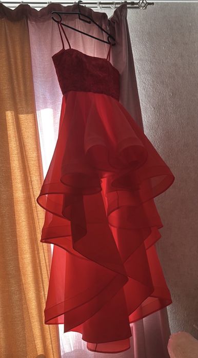 Красное длинное платье