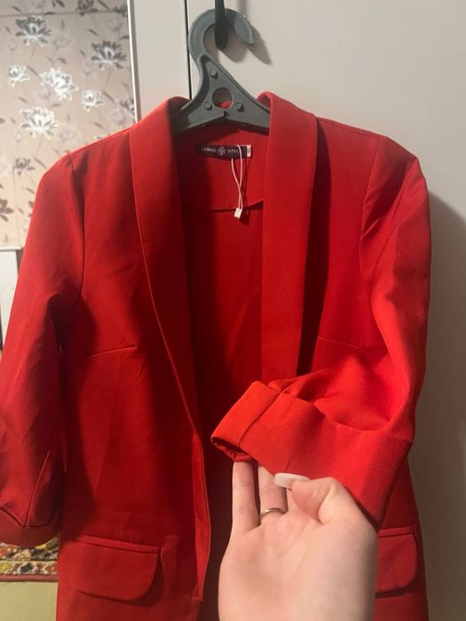 Пиджак красный..