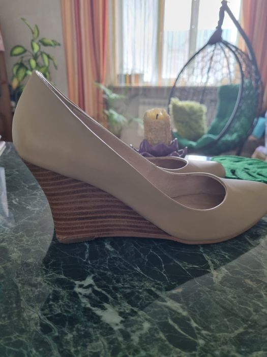 Туфли на танкетке