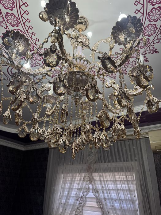 Люстра разные, цены тоже разные