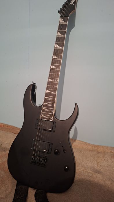 Продам электро гитару Ibanez