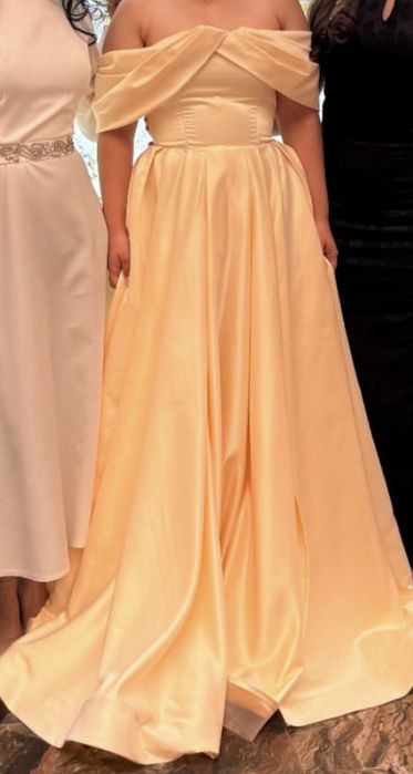 Вечернее платье с открытыми плечами