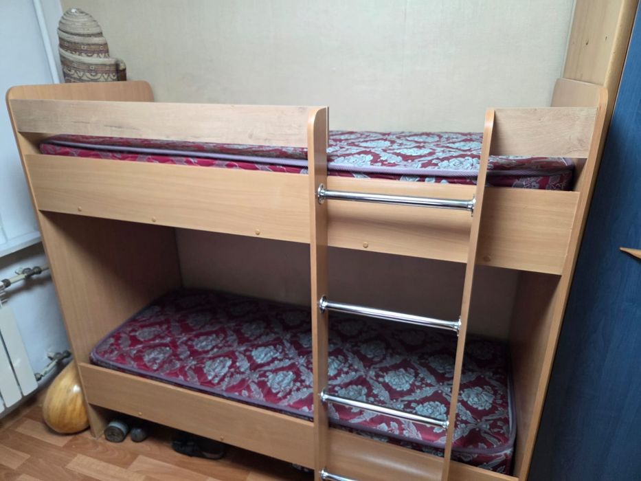 Продаем подростковый гарнитур
