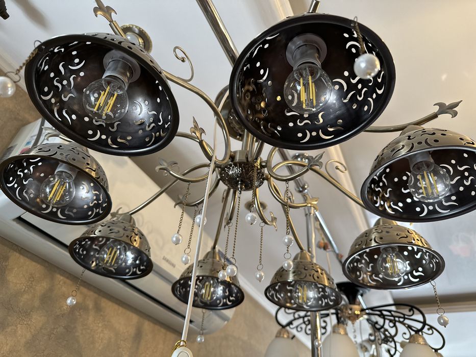 Продам люстру на восемь лампочек.