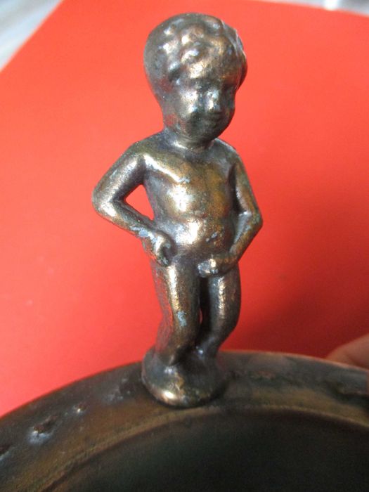 Красив стар меден пепелник