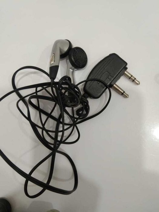 наушники разные на Левом берегу