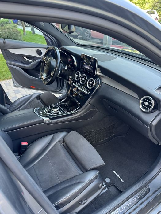 GLC 300 245HP 4x4 2.0 benzina 9GTronic Pachet Amg interior, jante Amg R19