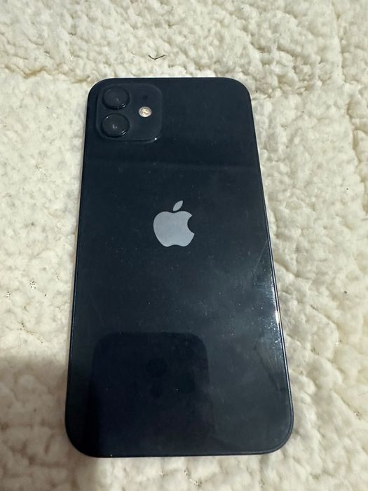 iPhone 12 64 GB. Батерия 89%. В перфектно състояние.