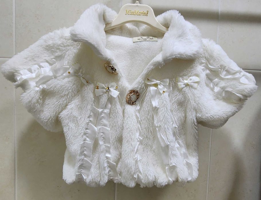 Болеро (накидка ) белого цвета из искусственного меха для девочки