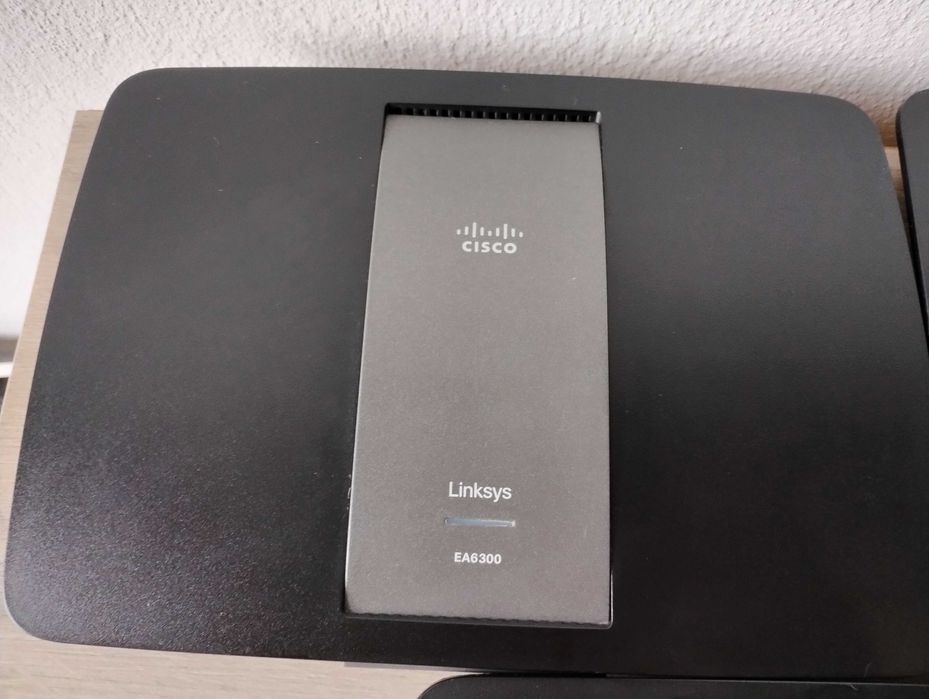 3 броя рутери Linksys (не се продават отделно)