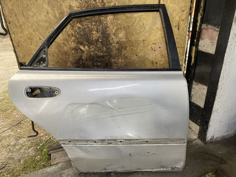 Продам крылья и дверь Мазда 626 Кронос хэтбек