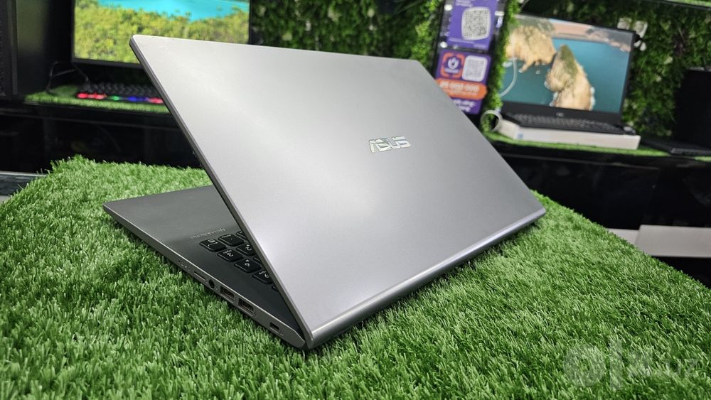 ASUS sonicmaster o'z IT soxasining ustalari ishlatadigan un laptop
