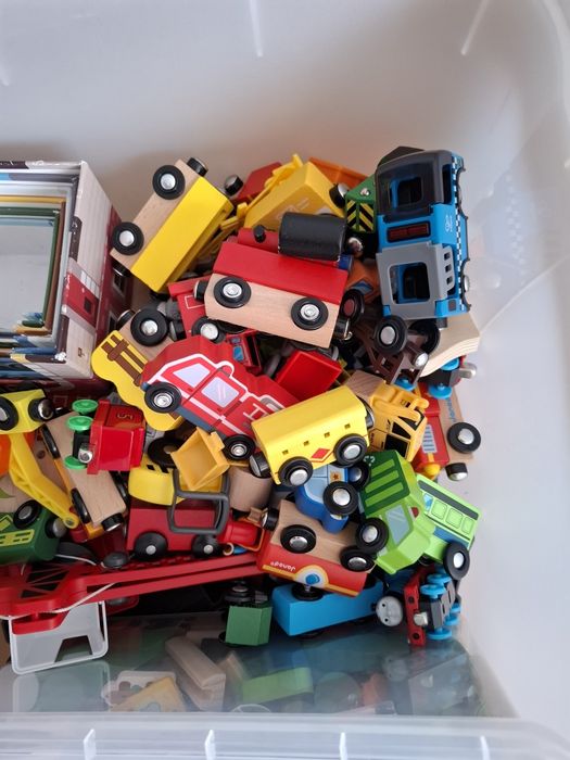 Дървено влакче с много части,ликимотиви и други