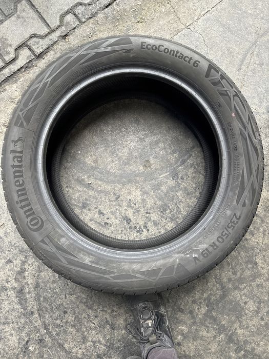 235/50/19 Continental