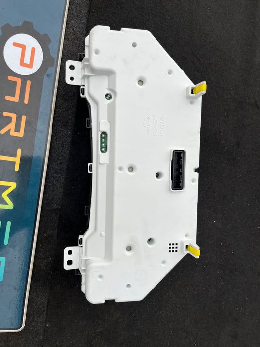 Lexus CT200H Батерия броня фарове  стопове километраж дисплей радио CD