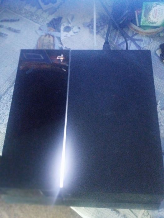 Vând ps4 slim  urgent prețul este negociabil citiți descrierea